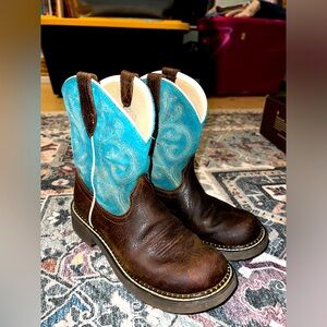 Ariat round toe short cowgirl boots. Size 7-1/2 in women’s.